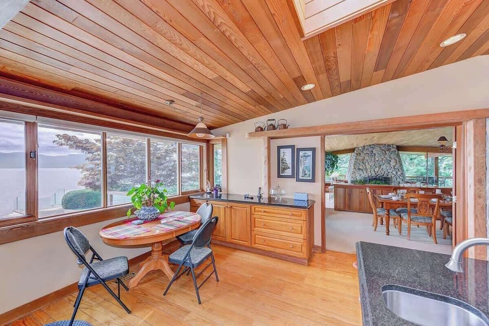 Large fully equipped modern kitchen. 