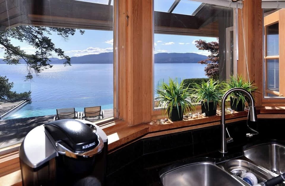 Kitchen ocean views. 