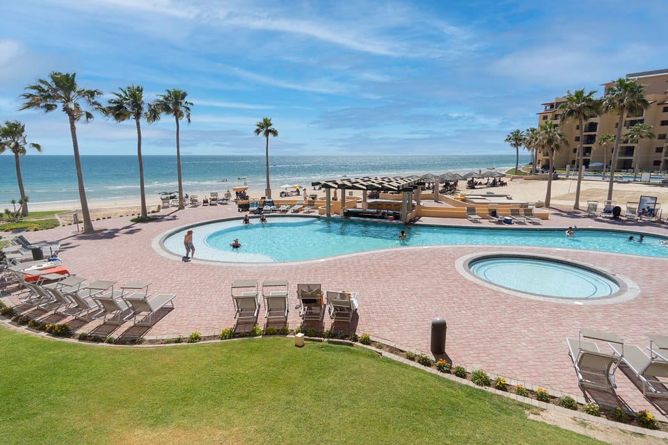 Pool and Jacuzzi with the ocean view.