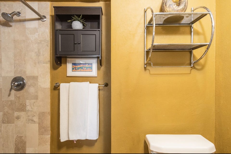 Detail of the main bathroom.
