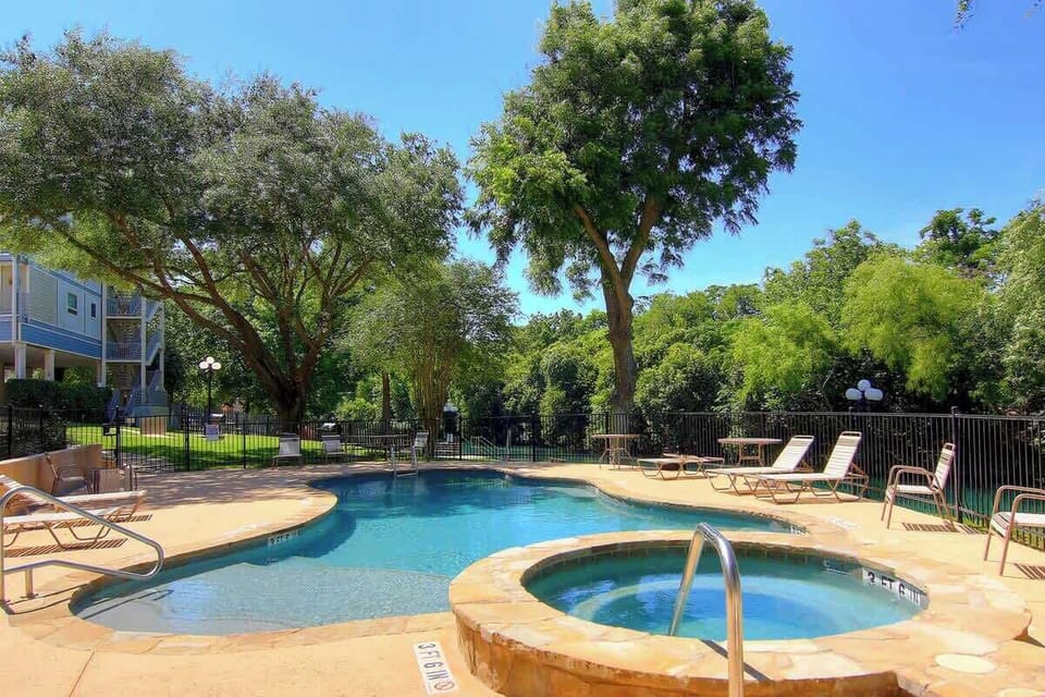 Riverside pool and hot tub. Relax and watch the tubes float by!