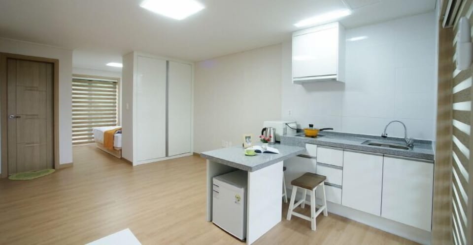 Full-size fridge, microwave, stovetop, electric kettle