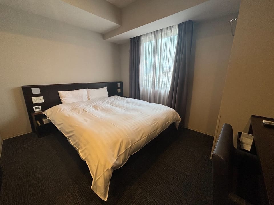 Down comforters, in-room safe, desk, soundproofing