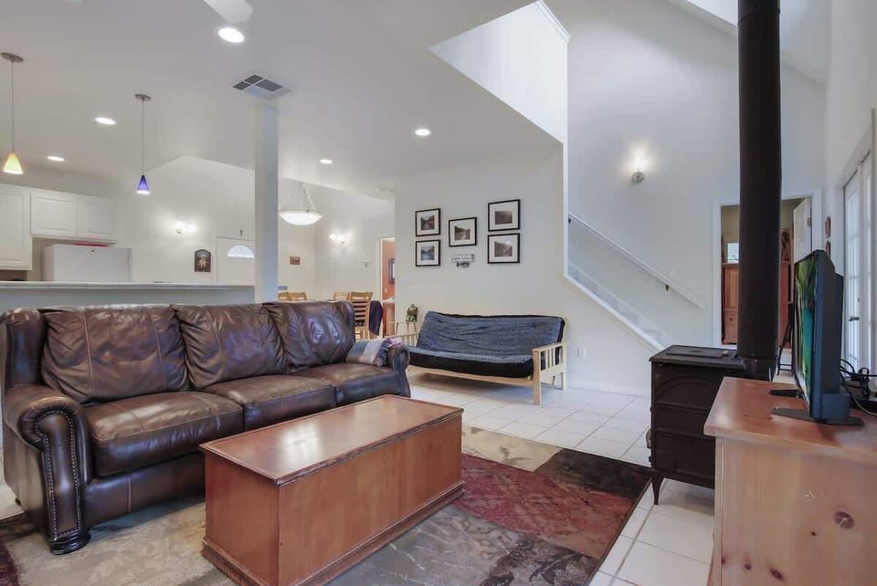  Comfortable living room with a futon that sleeps 2