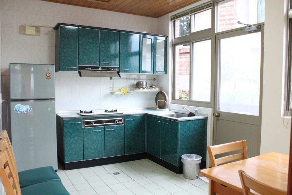 Fridge, stovetop, coffee/tea maker, electric kettle