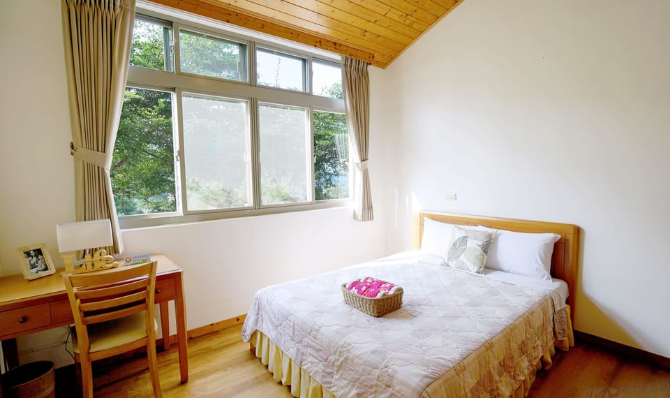 Standard Double Room, 1 Double Bed, Shared Bathroom | Desk, blackout drapes, soundproofing, free WiFi