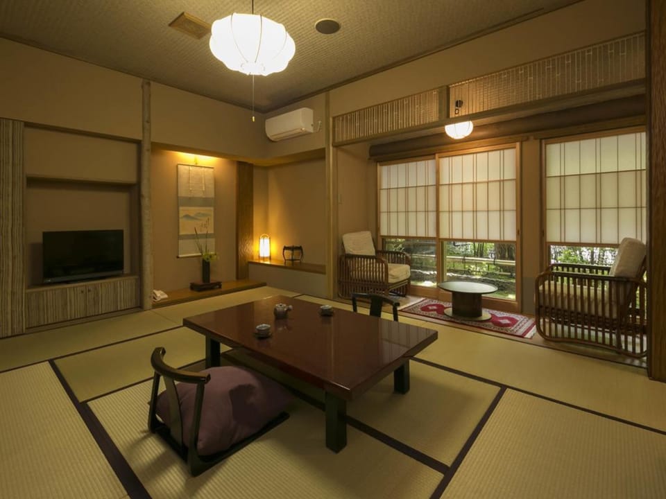 In-room safe, desk, WiFi (free), bed sheets