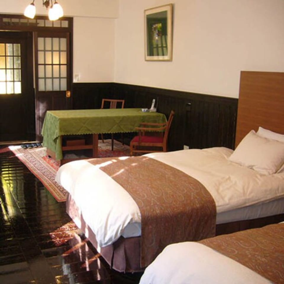Twin Room | In-room safe, desk, WiFi (free), bed sheets