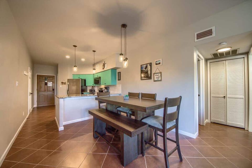 Dining area seating for 6. 