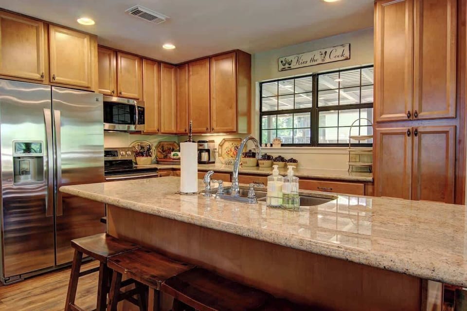 Kitchen island with seating for 6.