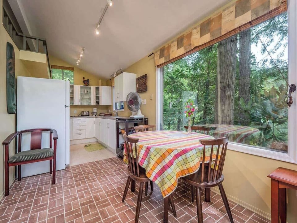 Open plan to enjoy the views and space. 