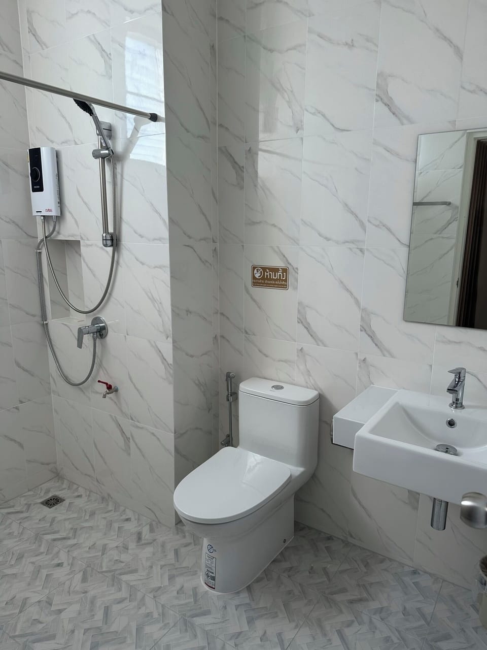 Shower, free toiletries, towels