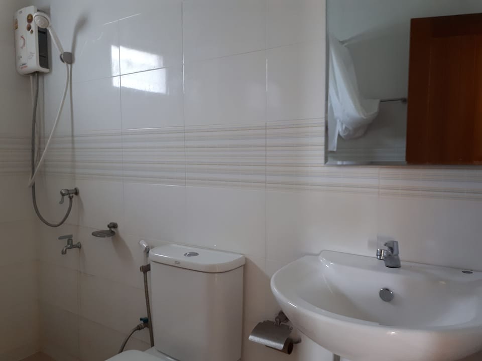 Shower, free toiletries, towels