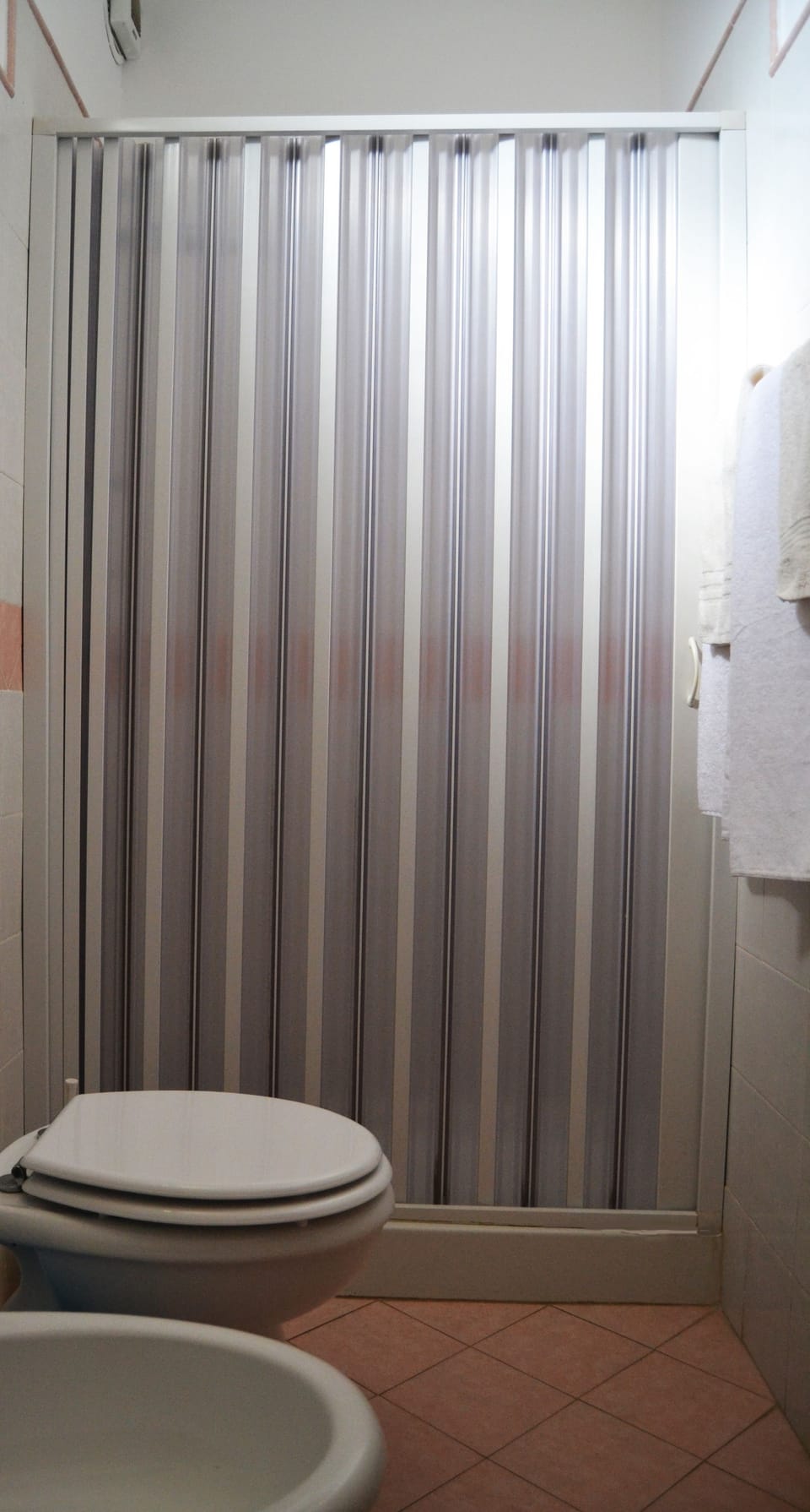 Classic Double Room, Ensuite | Bathroom | Shower, free toiletries, hair dryer, bidet
