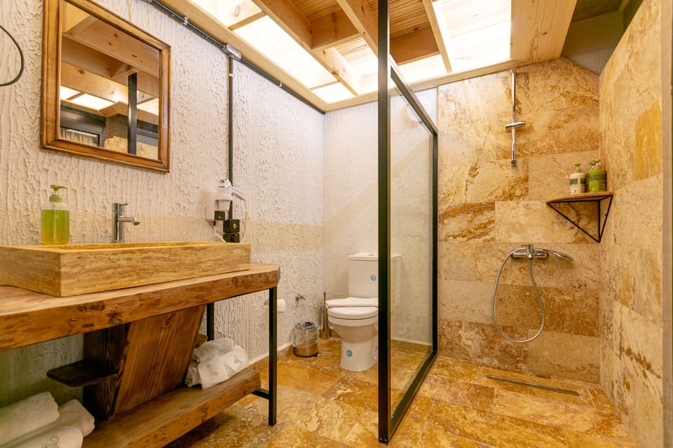 Junior Studio Suite (1) | Bathroom | Shower, hair dryer, towels