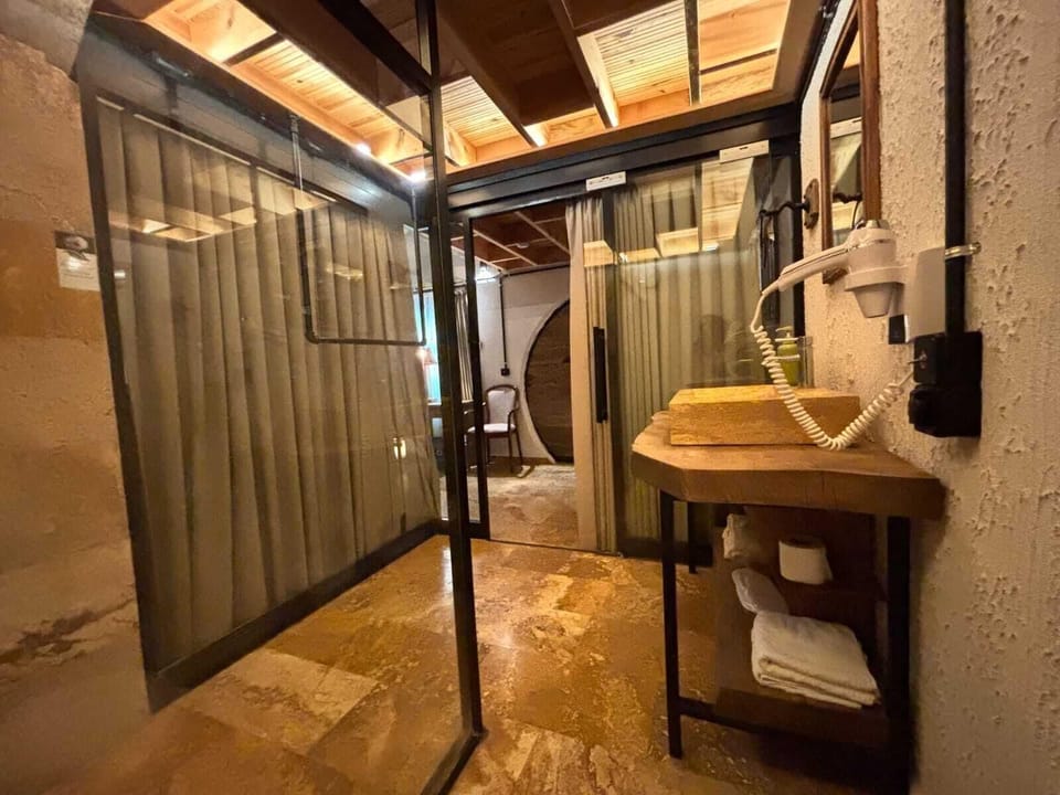 Junior Studio Suite (1) | Bathroom | Shower, hair dryer, towels