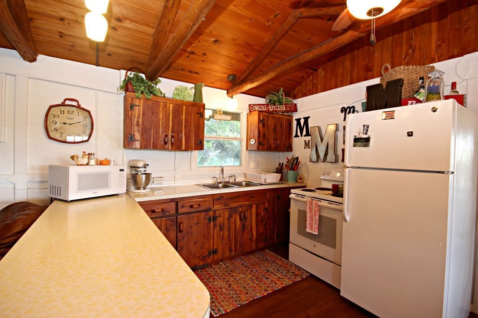 Open kitchen + living + dining area