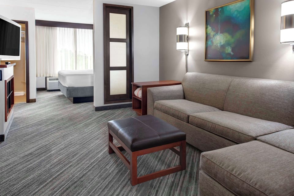 Premium bedding, in-room safe, desk, blackout drapes