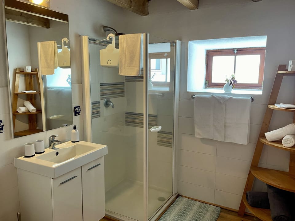 House, 3 Bedrooms | Bathroom | Shower, free toiletries, hair dryer, towels