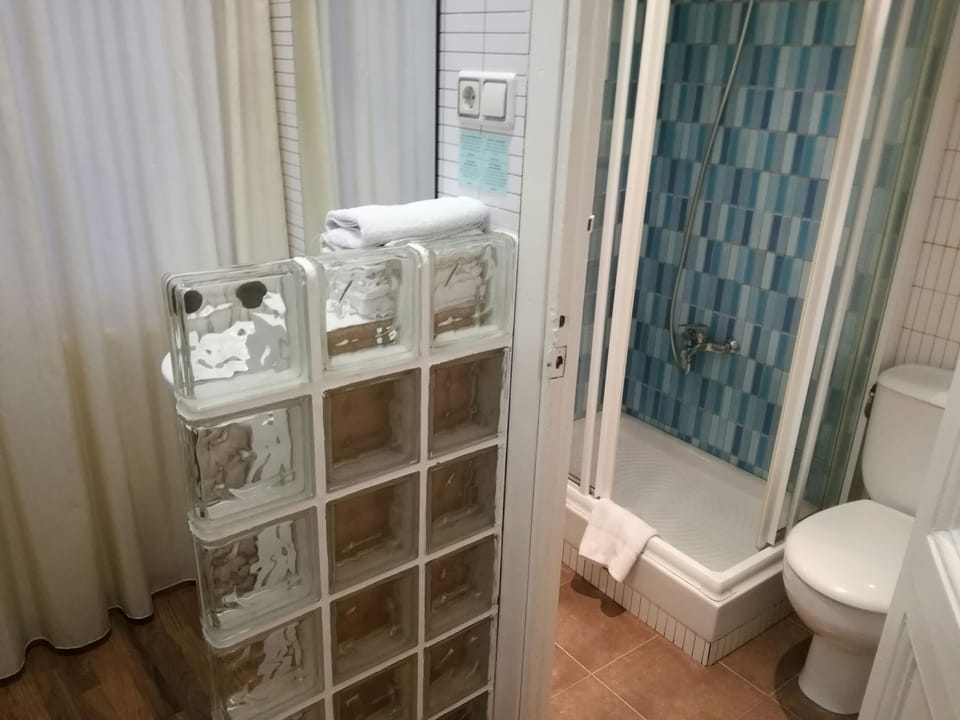 Family Room | Bathroom | Free toiletries, hair dryer, towels