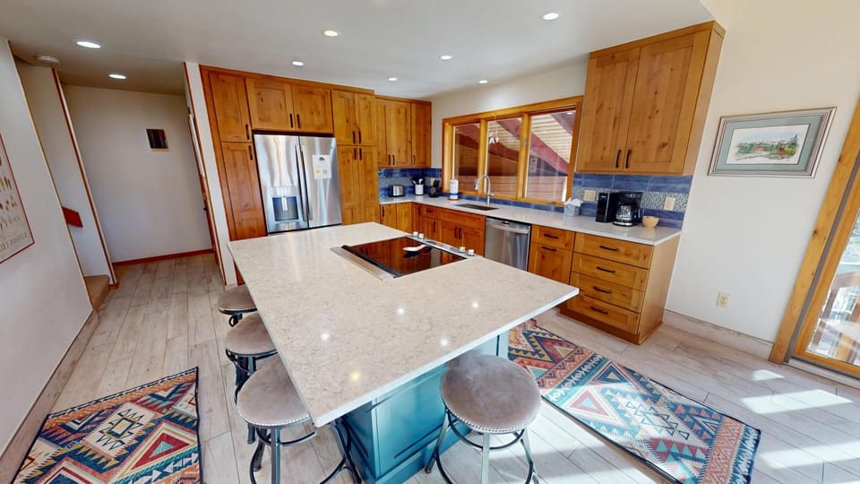 Fully Equipped Kitchen with Island - Fully Equipped Kitchen with Island