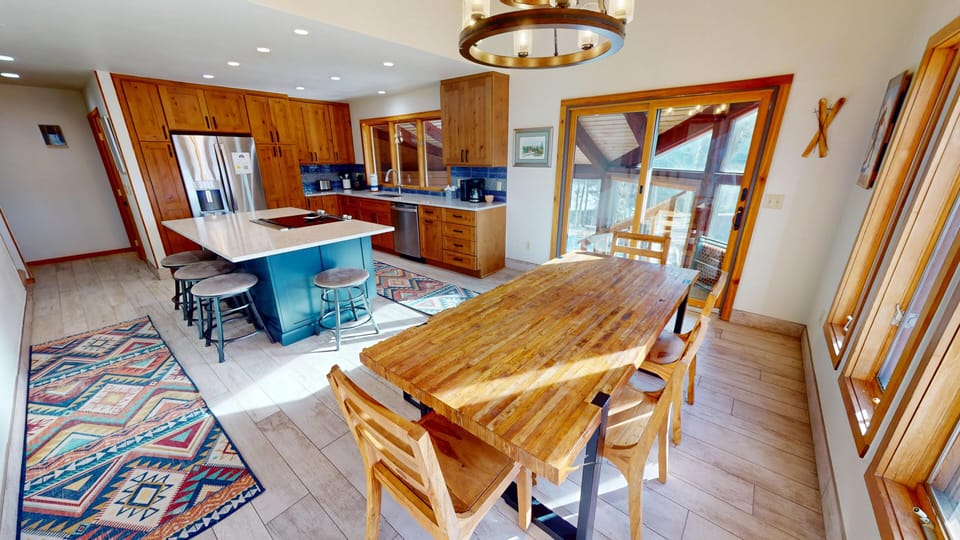 Big Kitchen for Friends and Family to Gather - Big Kitchen for Friends and Family to Gather