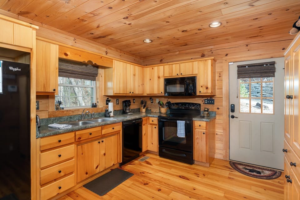Main entrance and fully equipped kitchen with dishwasher and drip-style coffee maker