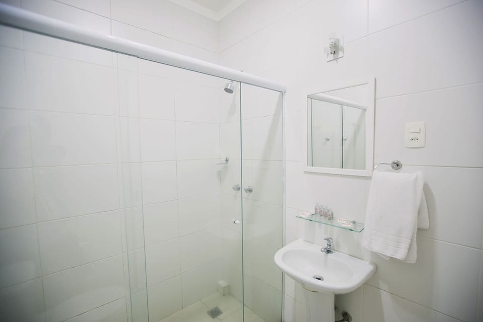 Shower, free toiletries, towels
