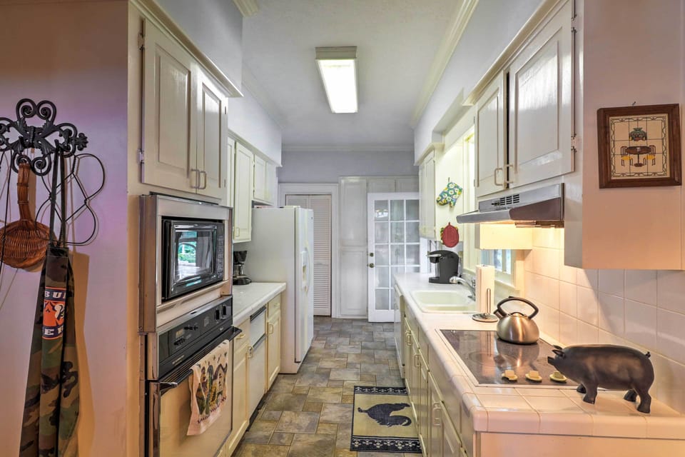 Kitchen | Fully Equipped w/ Cooking Basics