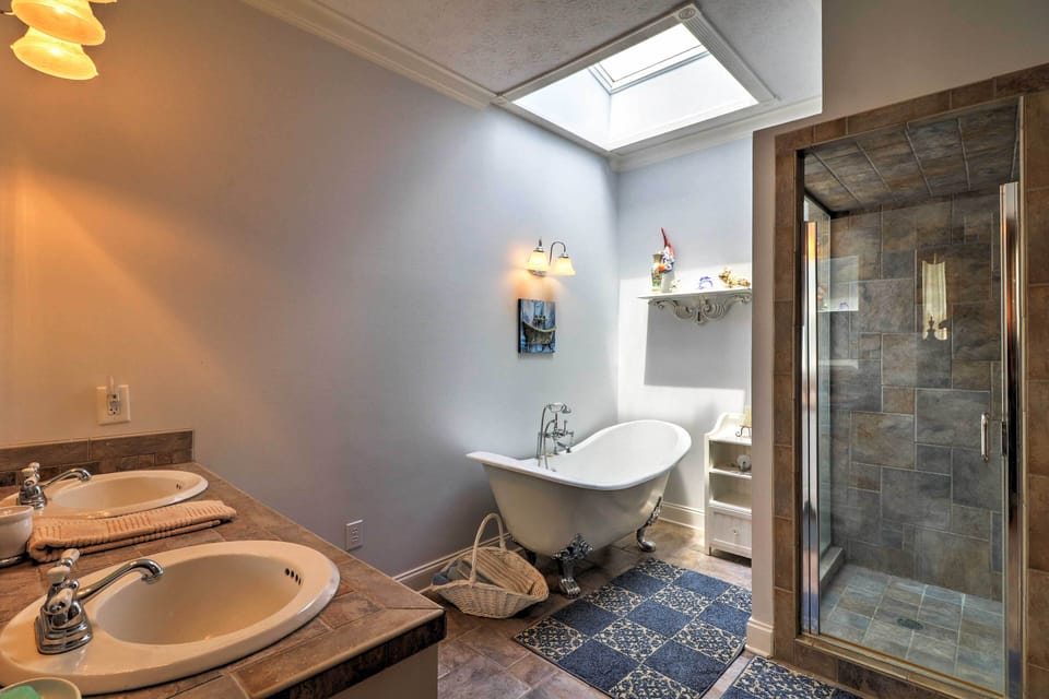 En-Suite Bathroom | Clawfoot Tub | Walk-In Shower