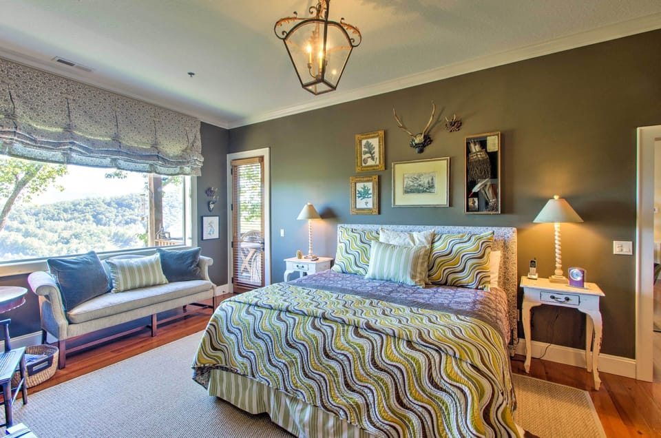 Bedroom 1 | King Bed | Cable TV