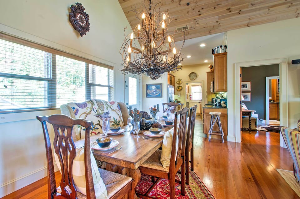 Dining Area | Dishware & Flatware Provided