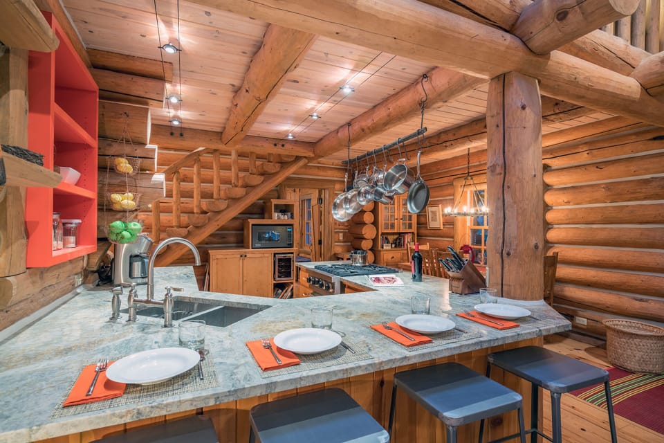 3.0-mountain-village-vacation-rental-yellow-brick-cabin-breakfast-bar