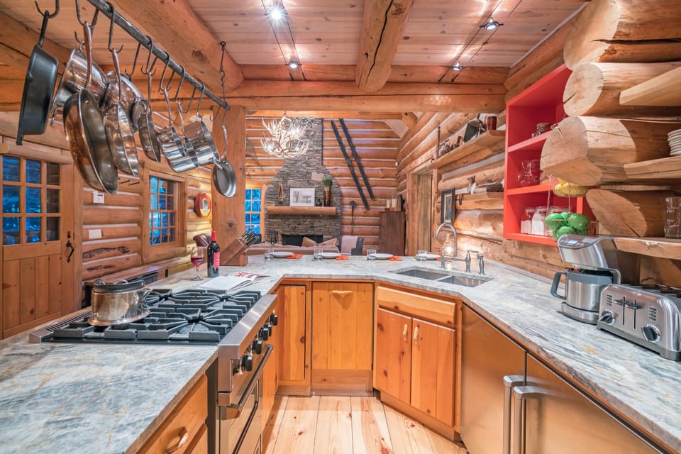 3.1-mountain-village-vacation-rental-yellow-brick-cabin-kitchen
