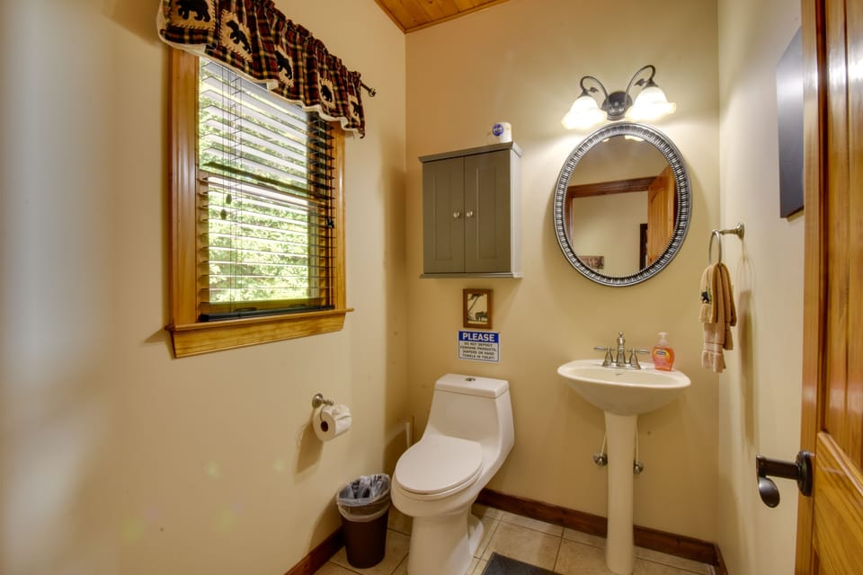 Half Bathroom | 1st Floor | Complimentary Toiletries | Towels Provided