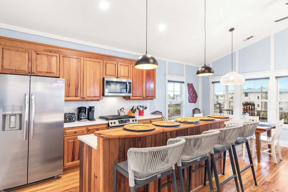 Full Kitchen w. Breakfast Bar Seating for 3