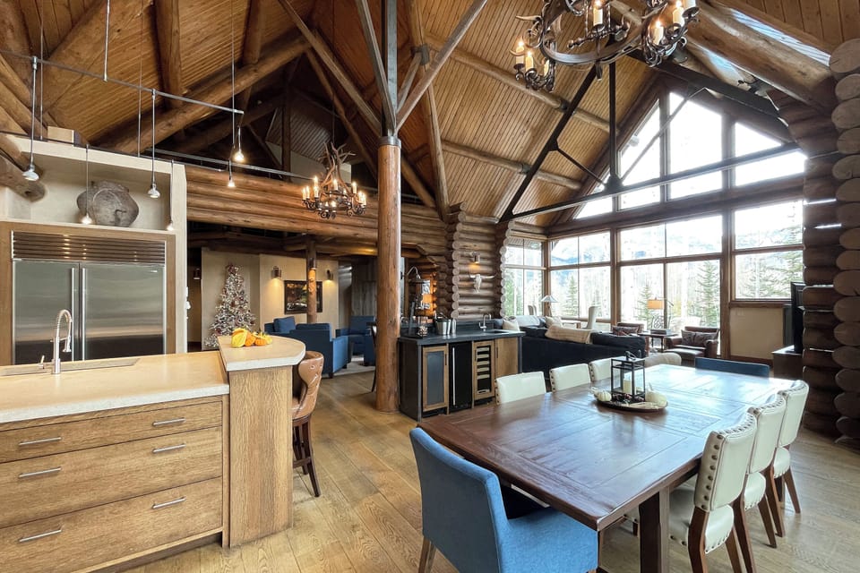 2.05-telluride-alpen-ridge-dining-area-1