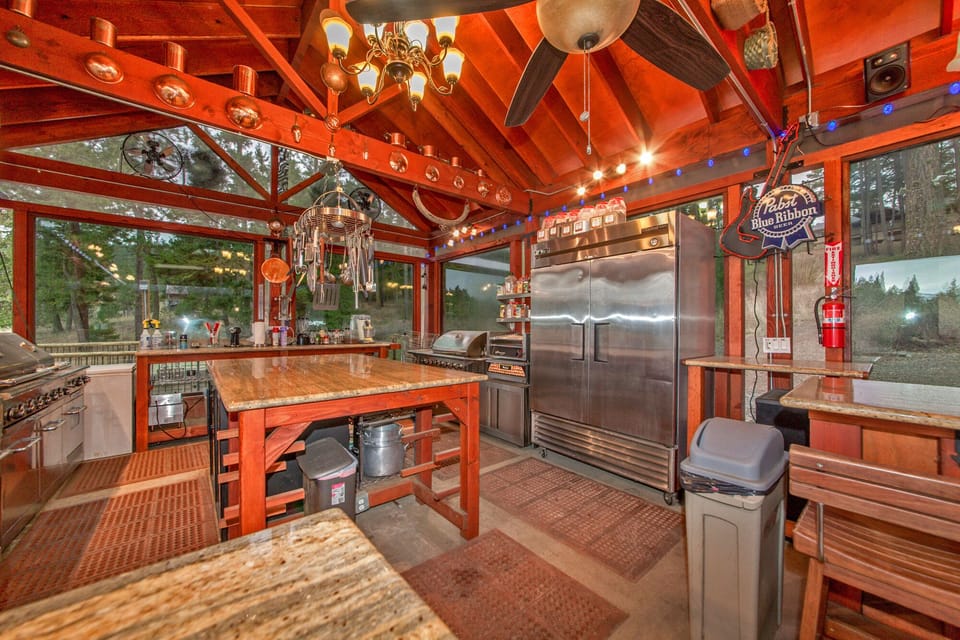 The Huntley Lodge and Retreat - Fantastic Outdoor Cooking Facility!