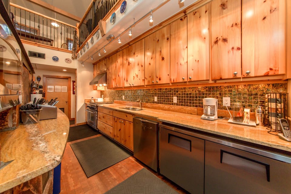 The Huntley Lodge and Retreat - Granite Kitchen with Top End Stainless Appliances