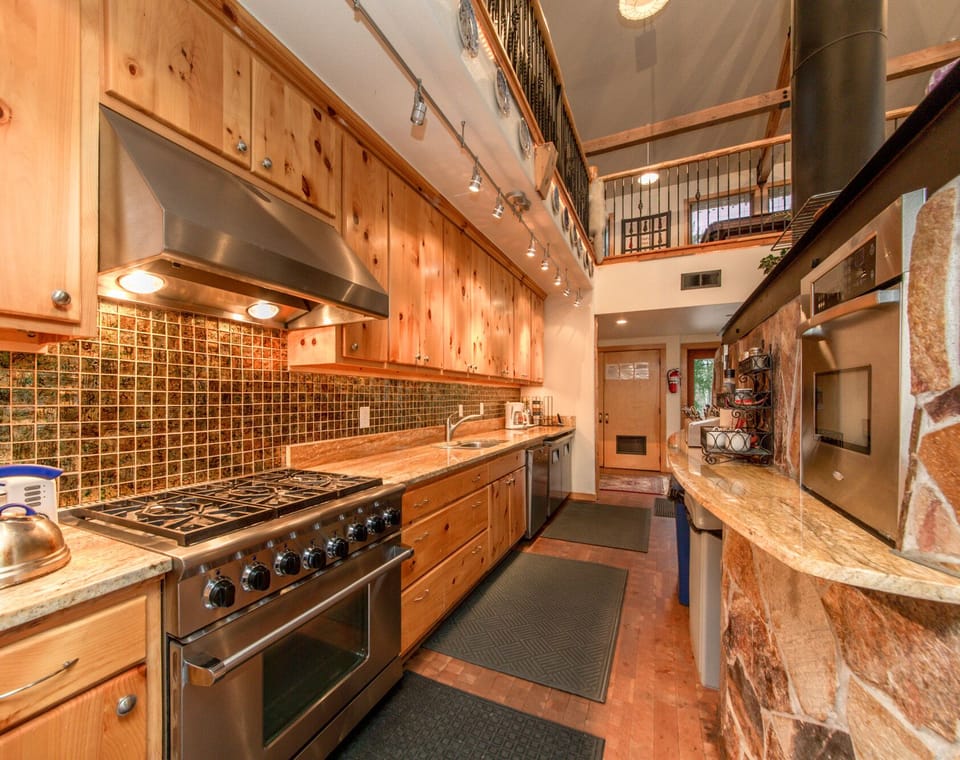 The Huntley Lodge and Retreat - Granite Kitchen with Top End Stainless Appliances!