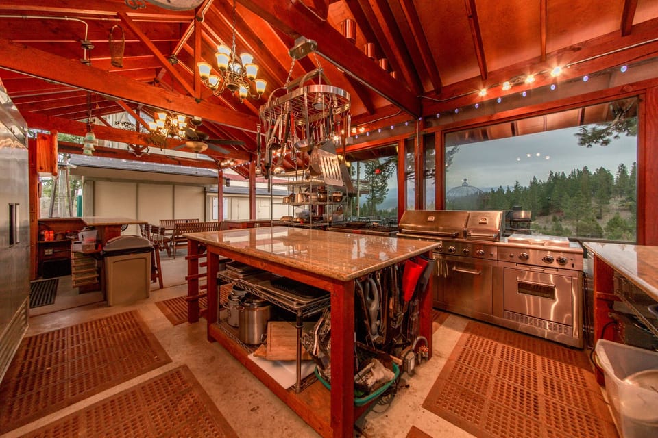 The Huntley Lodge and Retreat - Fully Stocked Outdoor Cooking Facility