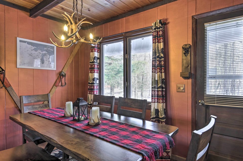 Dining Area | Dishes & Flatware Provided