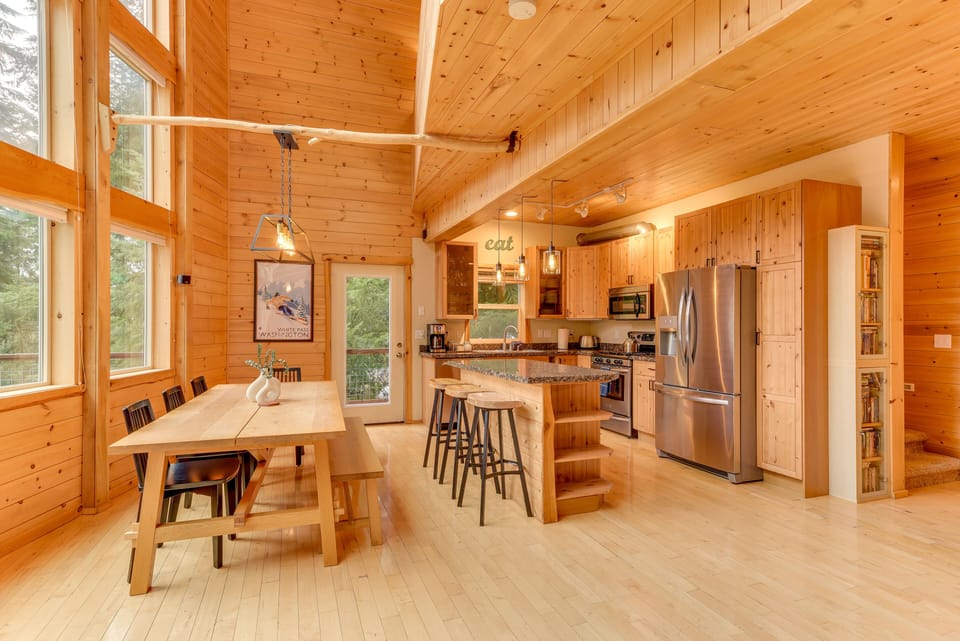 Dining & Kitchen Area | Open Floor Plan | Free WiFi