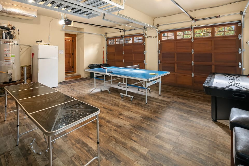 Buttercup Manor: - Garage Game Room with Ping Pong and Air Hockey!