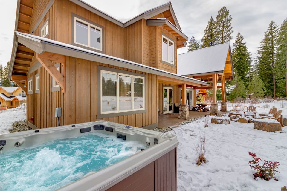 The Tilted Wagon in Suncadia - Private 6 - 8 person Hot Tub!