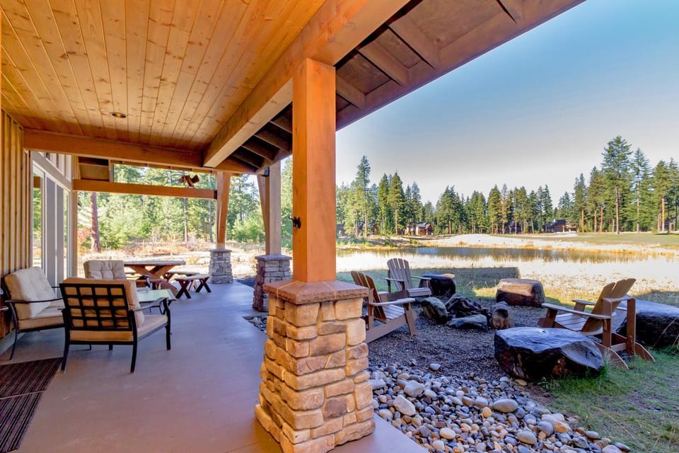 The Tilted Wagon in Suncadia - All Seasons Vacation Rentals - Fantastic outdoor living space with comfortable furniture and a gas fire pit!