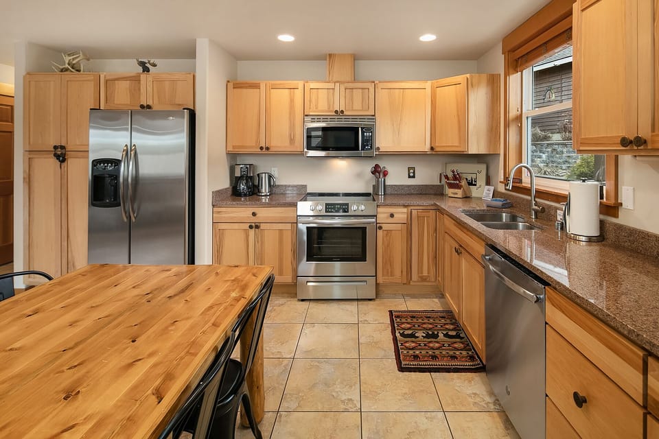 Cascade Pines: - Fully stocked kitchen with stainless appliances.