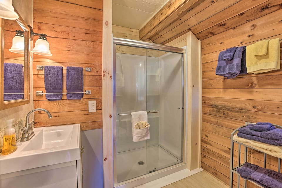 Full Bathroom | Towels Provided