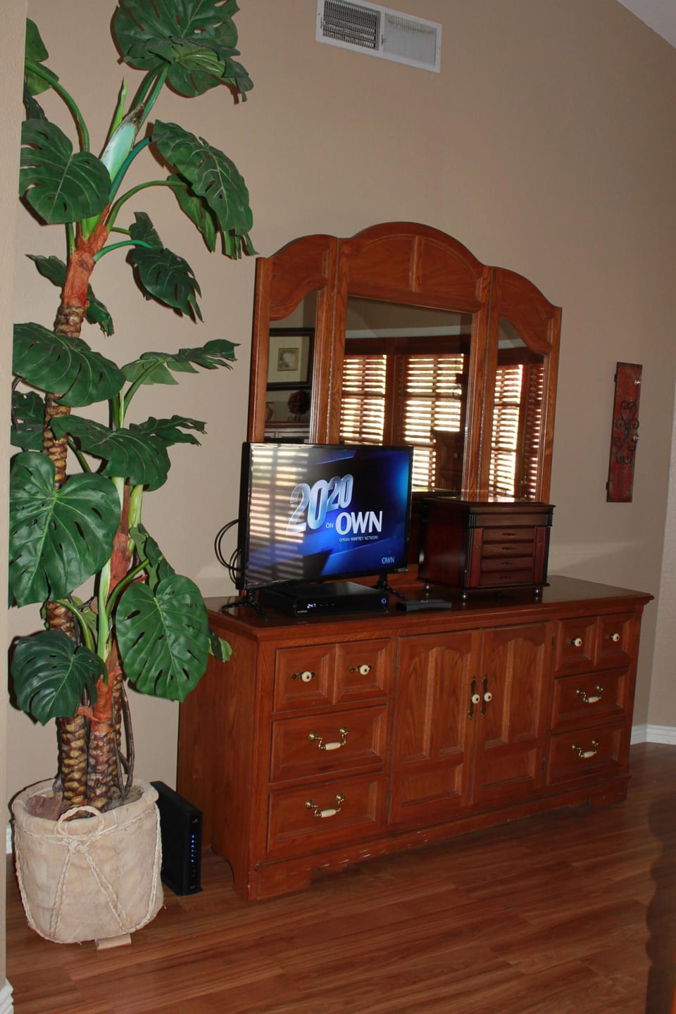 Master: TV w/COX Contour Cable