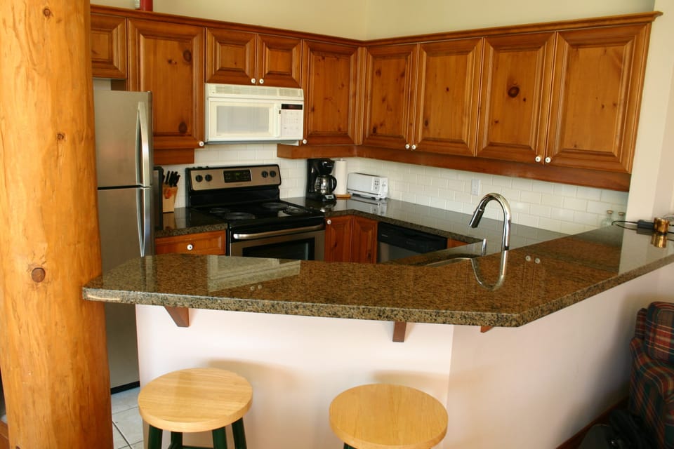 Open breakfast bar for added dining options.
